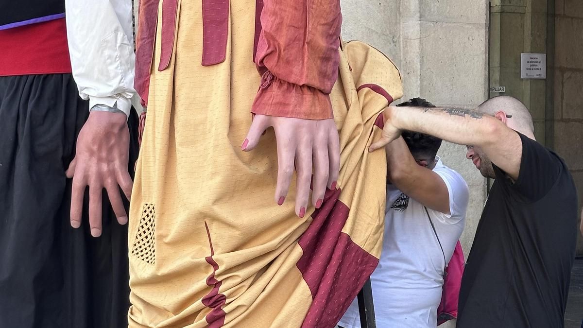Detrás de los gigantes y cabezudos de León: 40 personas mantienen viva una de las tradiciones más queridas de San Juan