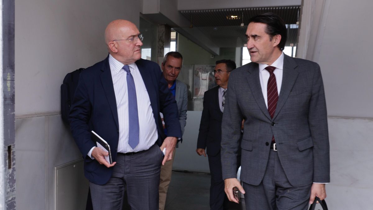El alcalde de Valladolid, Jesús Julio Carnero, junto con el consejero de Medio Ambiente, Vivienda y Ordenación del Territorio, Juan Carlos Suárez-Quiñones