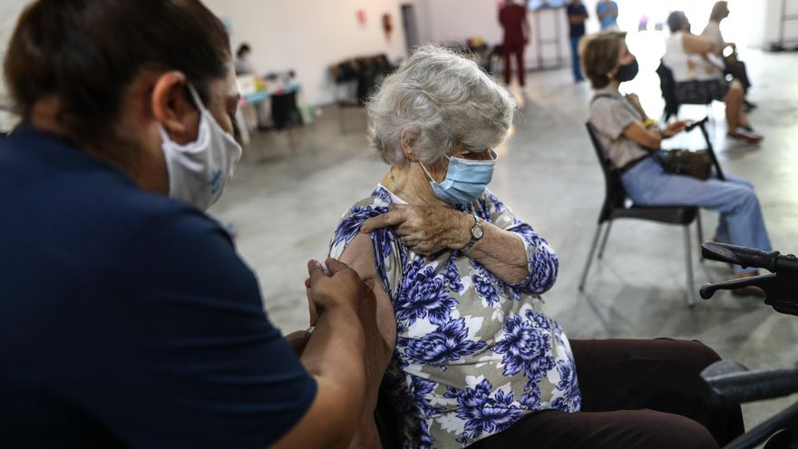 Adultos mayores reciben la vacuna contra la covid-19 en una jornada de vacunación en la Provincia de Buenos Aires, (Argentina). EFE/Juan Ignacio Roncoroni/Archivo