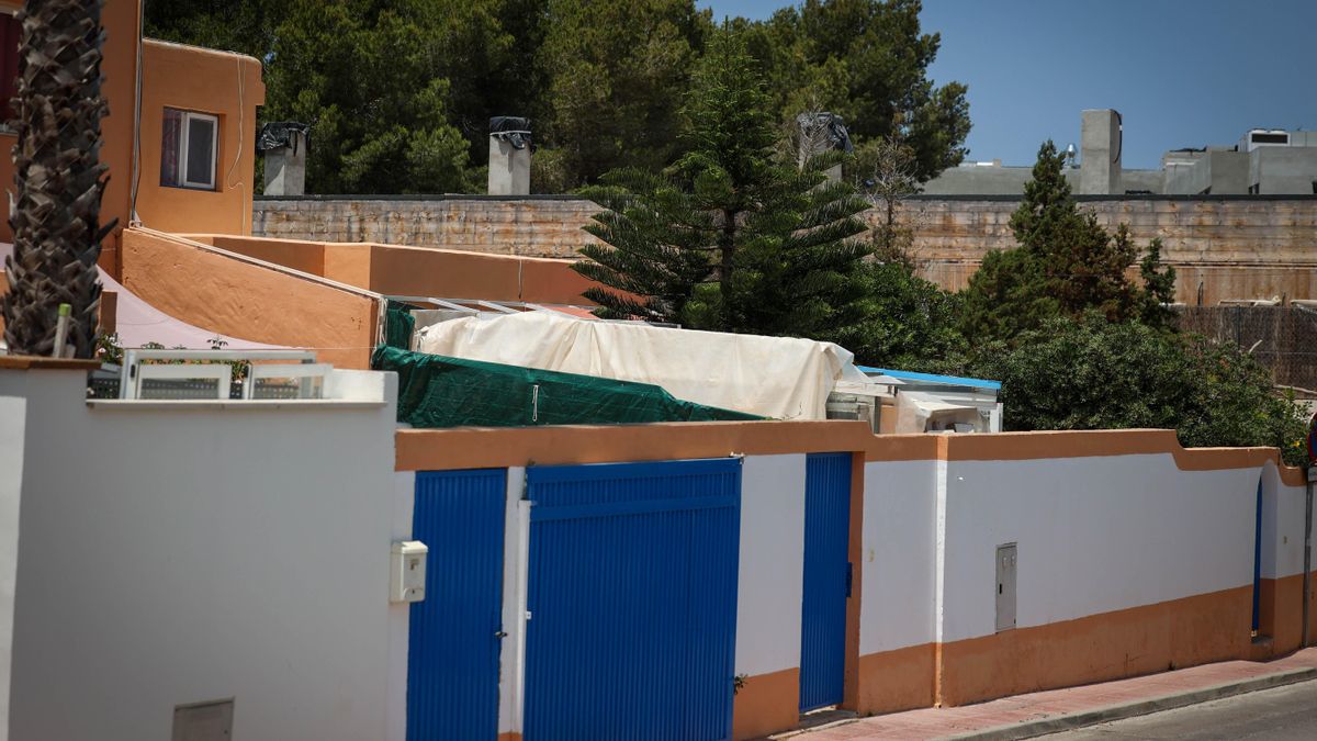 Portes d’entrada a una parcel·la que fa vuit anys que apareix a la premsa local per les activitats del seu propietari que voregen la legalitat.