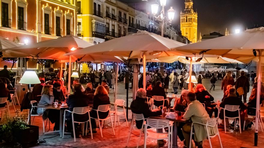 Andalucía aplica desde las 00.00 horas de hoy lunes las nuevas restricciones por el aumento de casos de la covid, entre ellas el cierre perimetral de la comunidad autónoma, el adelanto del cierre de la hostelería y del toque de queda de las once a las diez de la noche. EFE/Raúl Caro