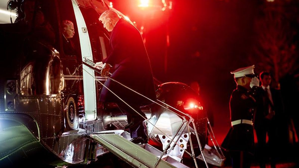 El presidente Donald Trump sube al Marine One en el jardín sur de la Casa Blanca para dirigirse a la Base Conjunta Andrews, en Maryland, el viernes 14 de noviembre de 2025.