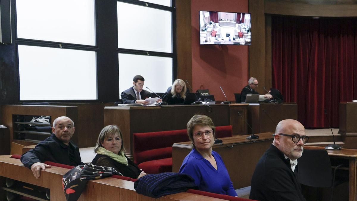 Lluis Corominas (d), Anna Simó (2d), Ramona Barrufet (2i) y Lluís Guinó (i), condenados por tramitar las leyes del 1-O