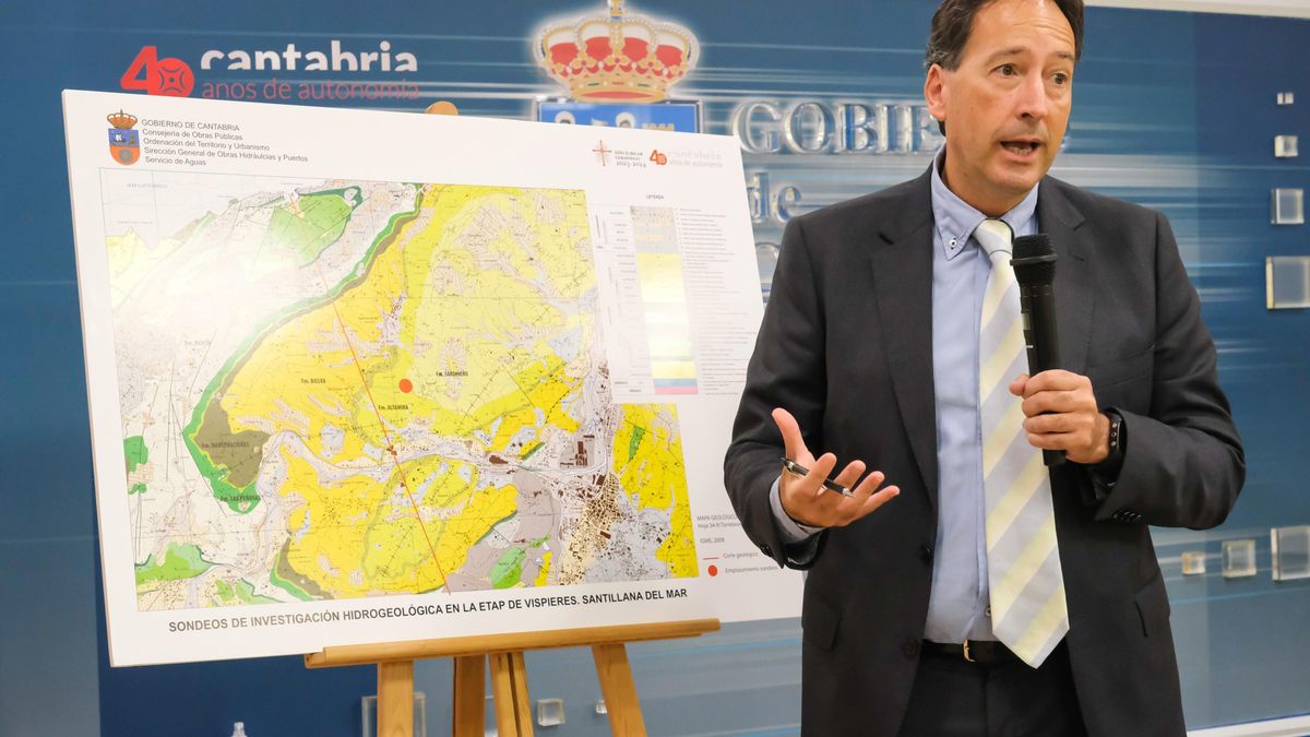El consejero de Obras Públicas, Ordenación del Territorio y Urbanismo, José Luis Gochicoa, presenta, en rueda de prensa, el proyecto de investigación que se va a iniciar de un gran reservorio de agua subterránea