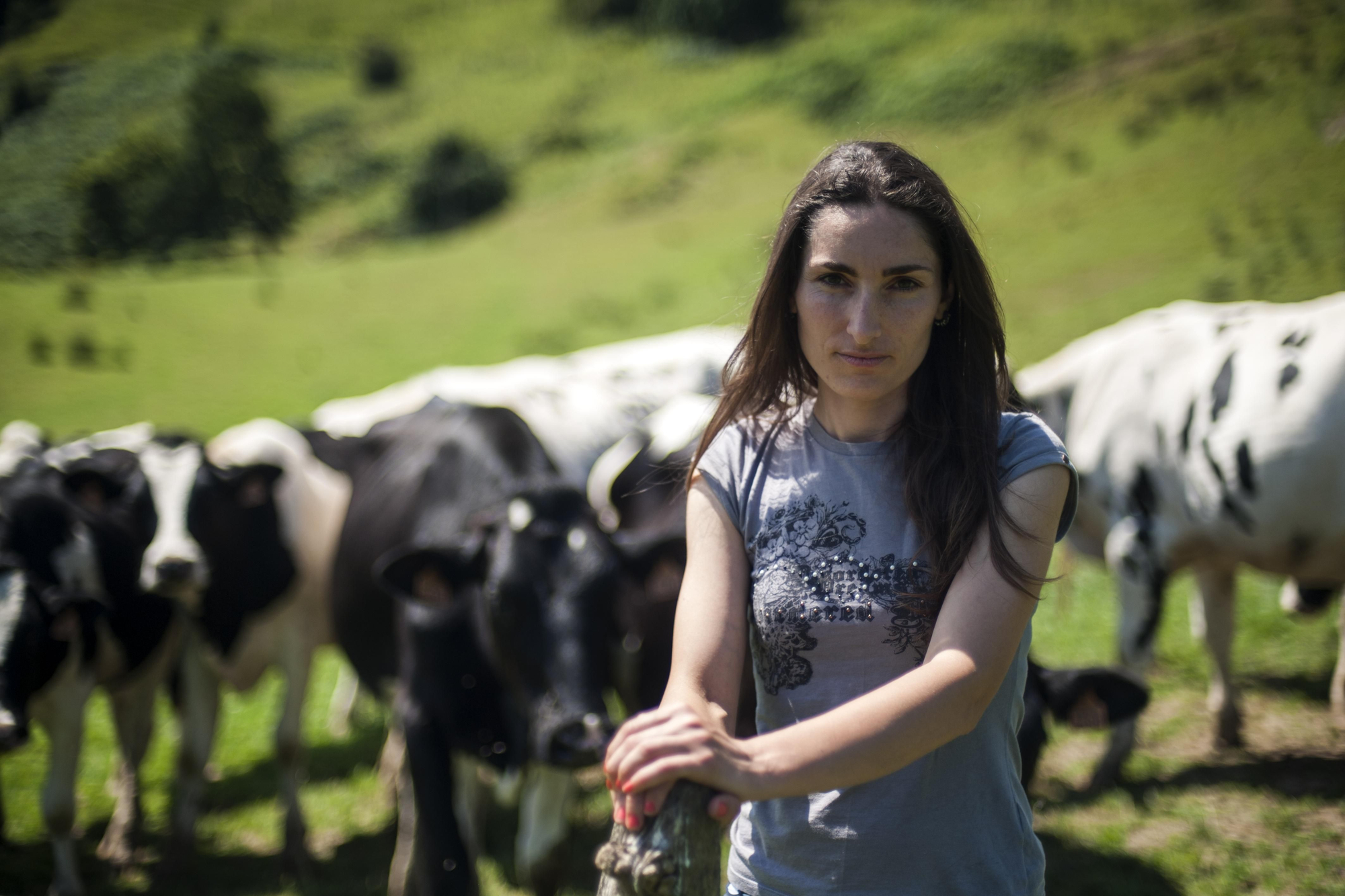 Sara Alonso tiene una vaquería familiar en Villanueva desde los 23 años. JOAQUÍN G. SASTRE