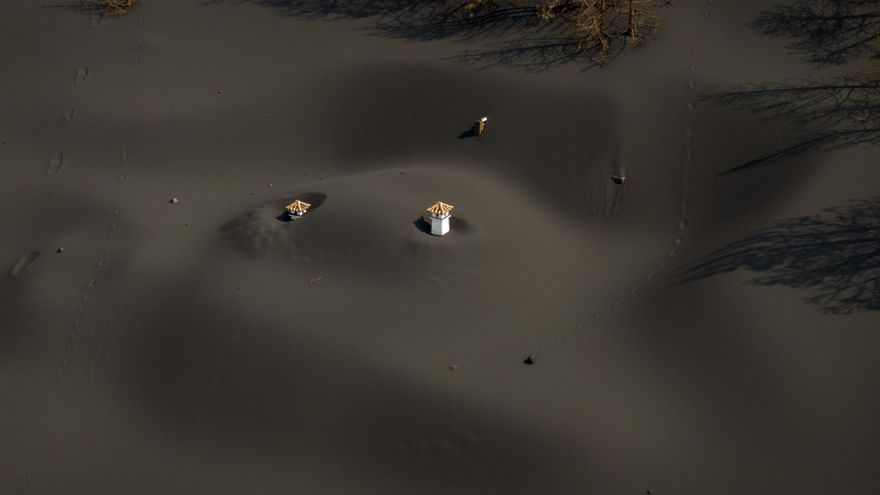 Casas hundidas en la ceniza del volcán.