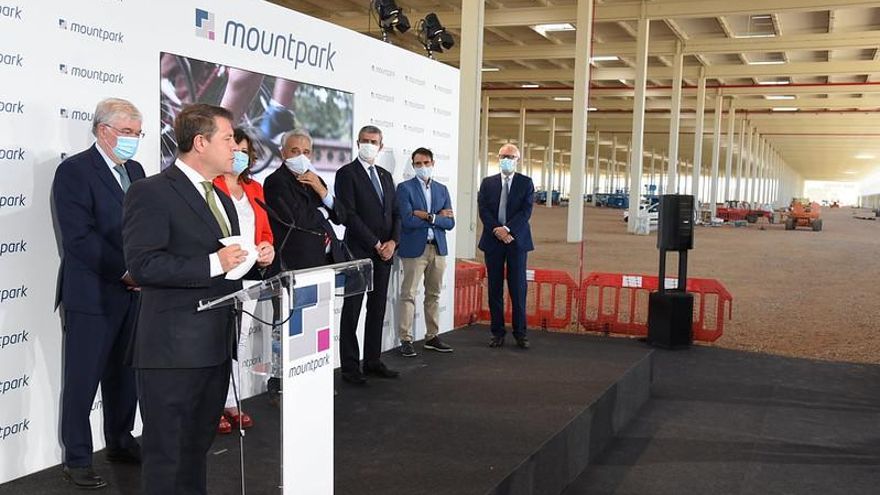 El presidente de Castilla-La Mancha, Emiliano García-Page, visita, en Illescas, las obras del proyecto logístico Mountpark Illescas I.