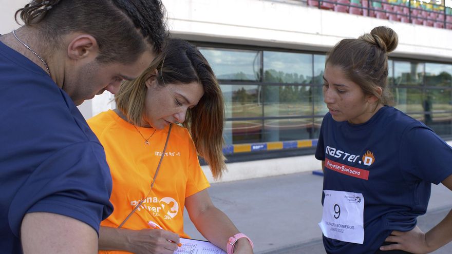Eva Blánquez, responsable docente de MasterD, explicando a los alumnos los resultados de su simulacro de Bomberos