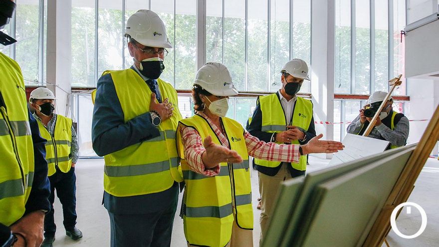Carmen Calvo viendo los planos de la Biblioteca del Estado