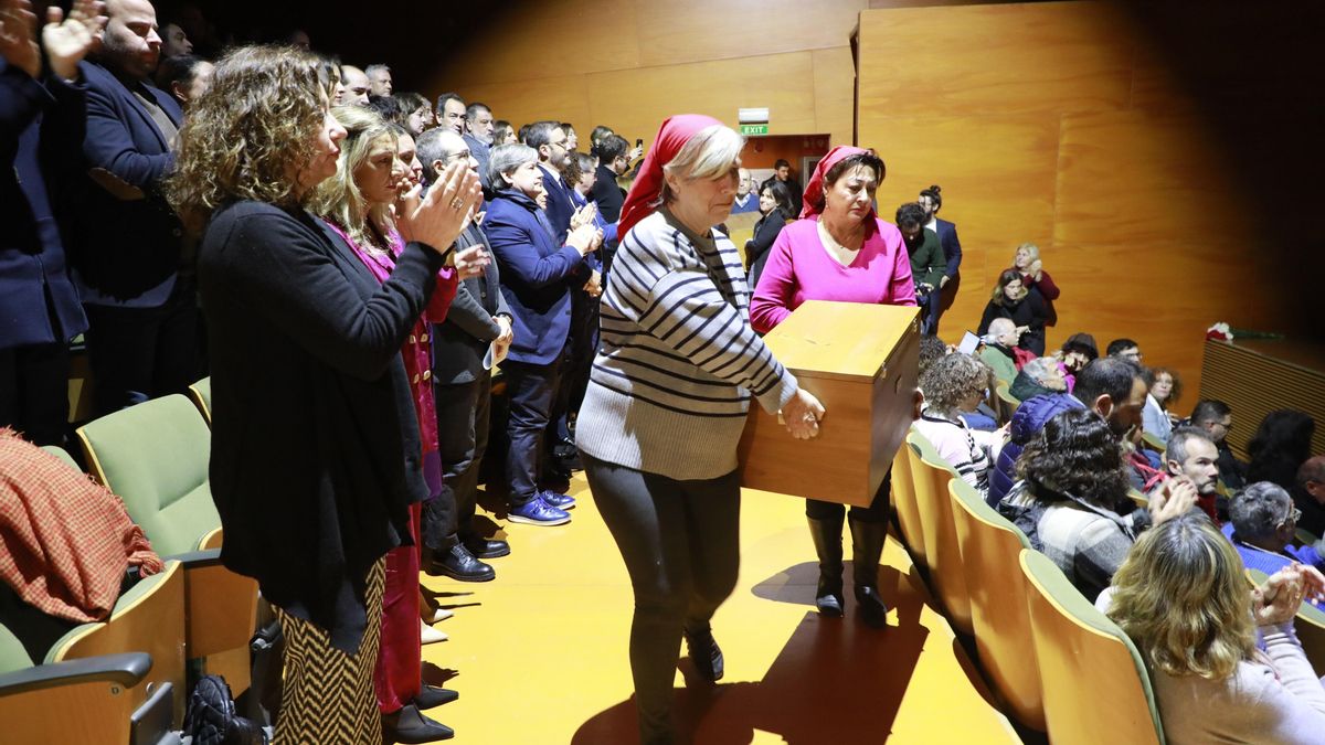 La presidenta de Memoria de Mallorca, Maria Antònia Oliver, con una de las cajas con los restos mortales de Aurora Picornell y las Roges del Molinar