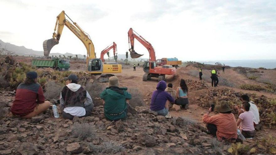 Detractores de las obras de Cuna del Alma, en la acampada para impedir que las obras destruyan restos arqueológicos y especies protegidas