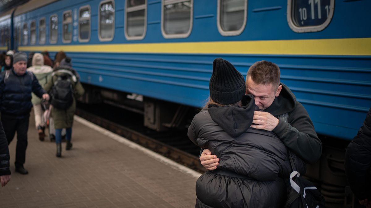 Una pareja se abraza momentos antes de que el hombre suba al tren hacia Kiev.