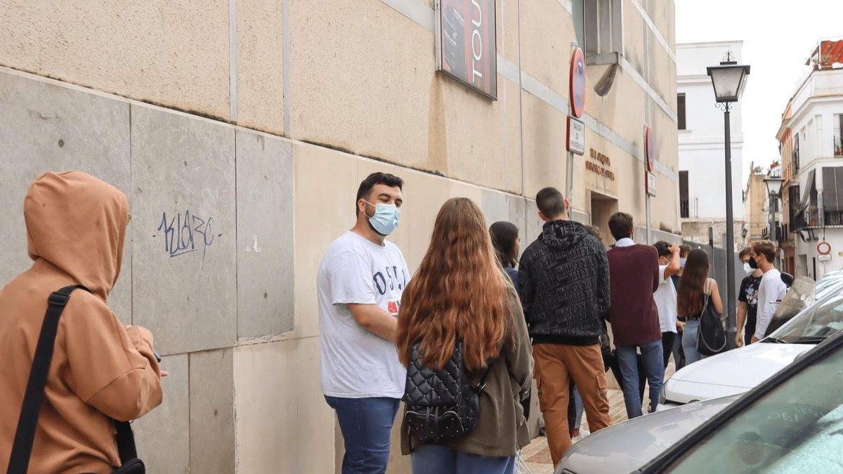 Archivo - Público a las puertas de la taquilla del Teatro Maestranza