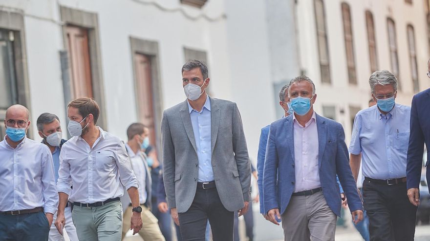 Archivo - El presidente del Cabildo de La Palma, Mariano Hernández Zapata; el presidente del Gobierno, Pedro Sánchez, y el presidente de Canarias, Ángel Víctor Torres, tras una reunión del Pevolca