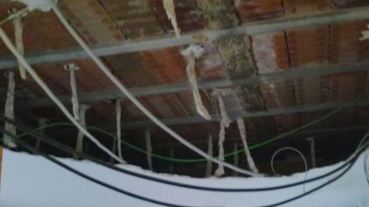 Imagen del estado del techo de la habitación tras el desprendimiento.