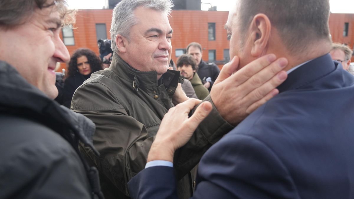 El secretario de Organización del PSOE, Santos Cerdán (c), saluda al presidente del PNV, Andoni Ortuzar (d), a su llegada a la capilla ardiente del exdirigente del PSE-EE Rodolfo Ares en el tanatorio de Funeraria Bilbaína, a 27 de enero de 2023, en Bilbao