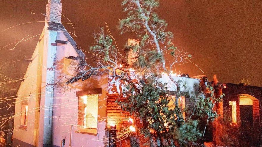 El fuego no da tregua en El Bolsón: un muerto, decenas de casas destruidas y miles de hectáreas arrasadas