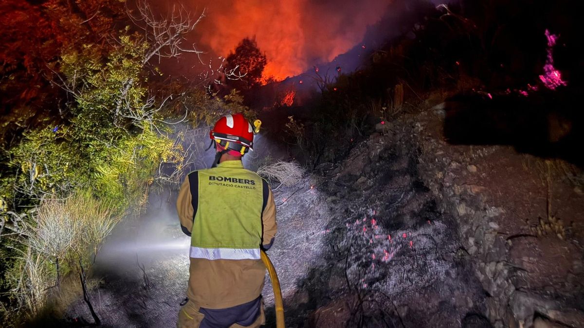 Unos 300 efectivos combaten el incendio forestal de Soneja, que ha quemado 150 hectáreas, ante la amenaza de una ola de calor