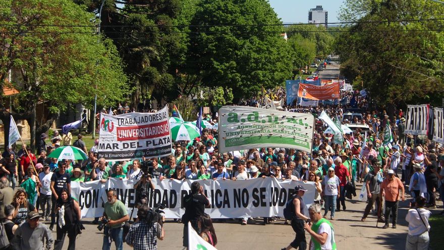 Milei recibió aplausos en IDEA mientras la comunidad universitaria lo repudió en las calles