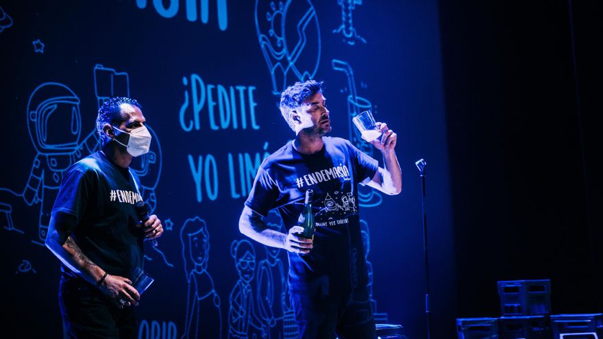 Joaquín Pajarón junto al escanciador de sidra durante el monólogo de Bilbao.