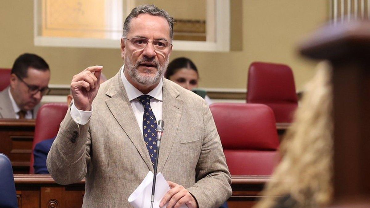 El Parlamento canario aprueba la nueva ley de autoridad docente, con la abstención de PSOE y NC