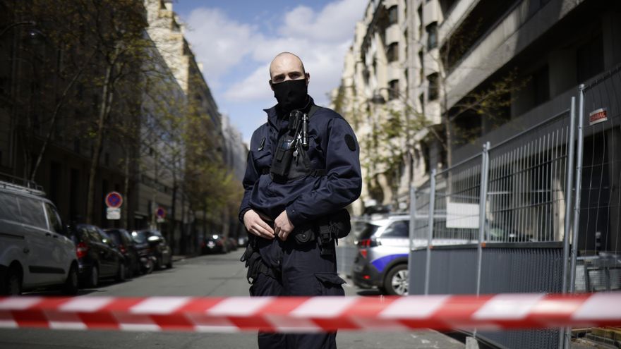 Cordón policial en los alrededores del hospital Henry Dunant de París