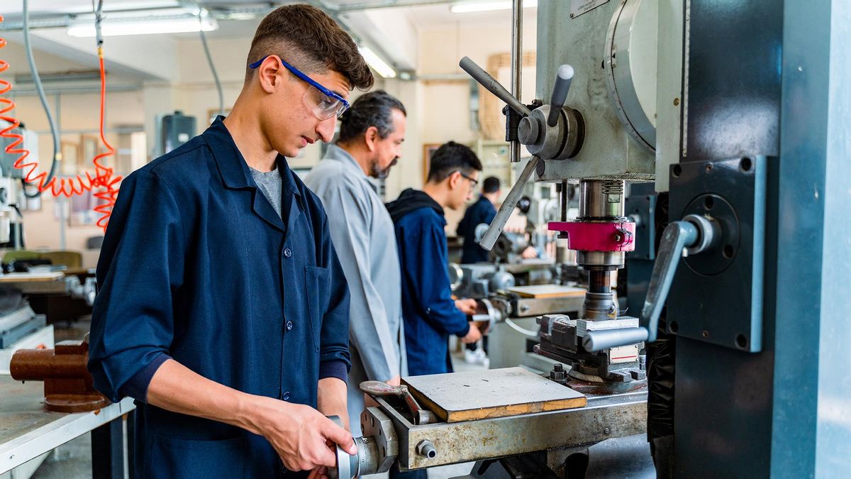Grupo de jóvenes en la formación profesional técnica con el maestro