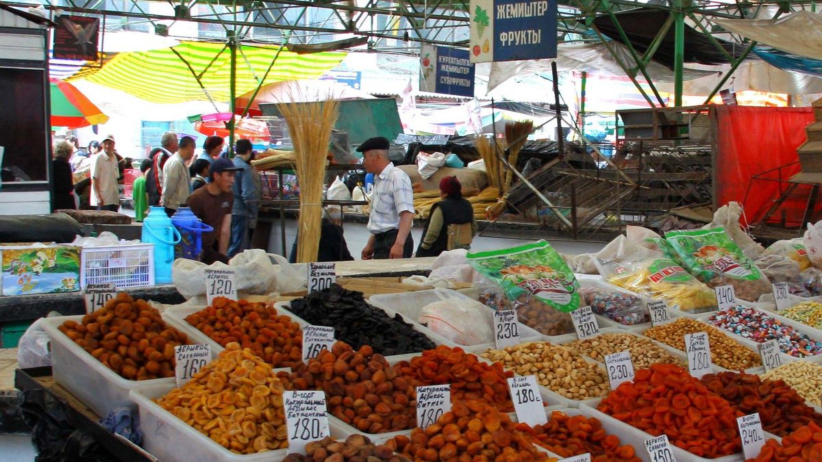Colores y olores. Mil y una variedades de frutas secas en el Mercado de Osh, en Bishkek.