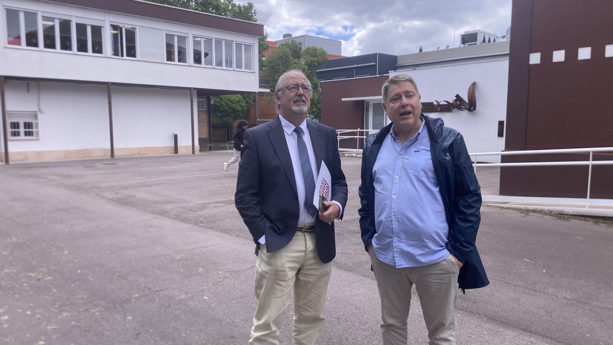 La sede de Igual a Ti también está en el barrio de San José. Su presidente enseña las instalaciones al concejal