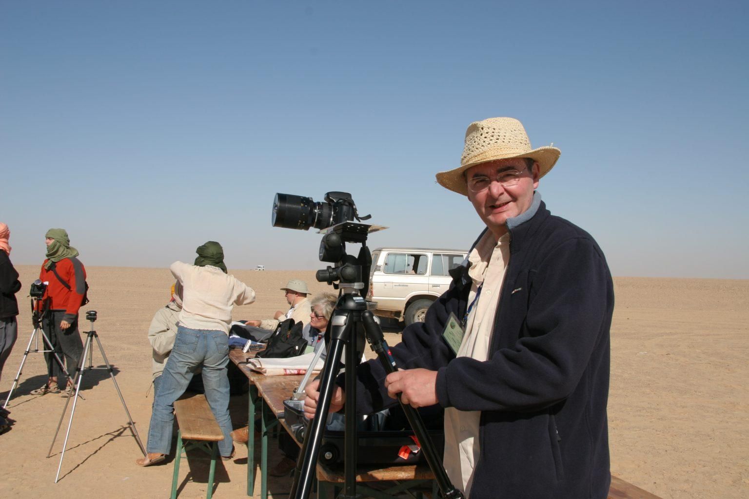 Josep Masalles, preparado para fotografiar el eclipse solar de 2006 en el desierto de Libia