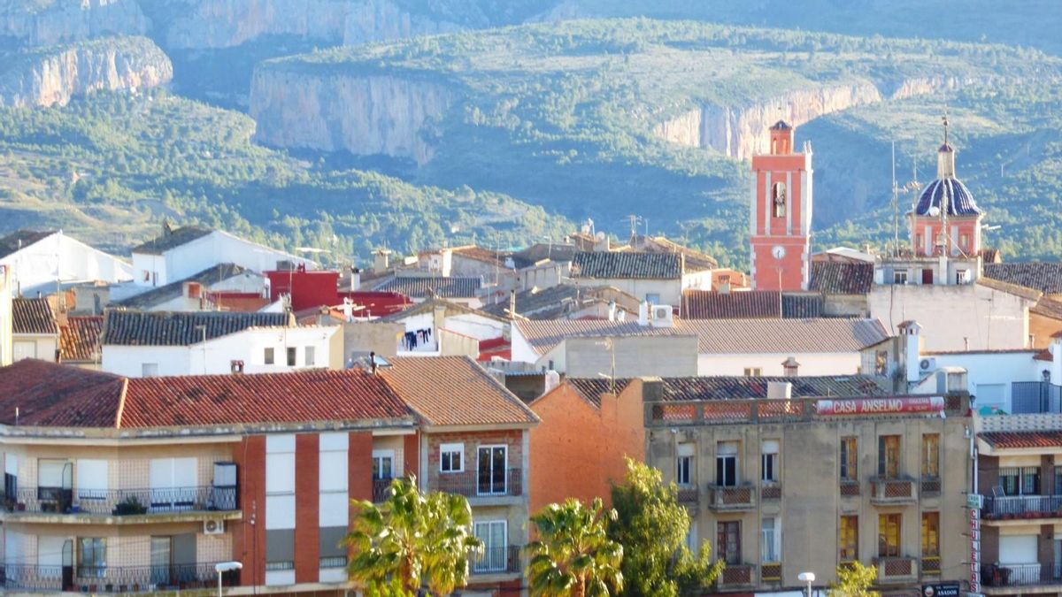 La localidad de Losa del Obispo, con los meandros del Túria al fondo.