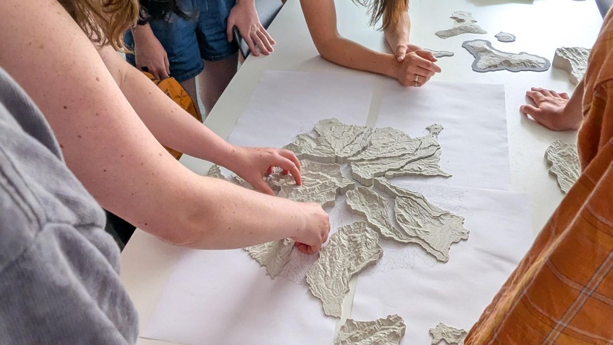 Diez estudiantes de arquitectura y paisajismo de la Universidad de Oregón, tres de la Universidad de Washington, ocho de ellos paisajistas y cinco arquitectos, y dos estudiantes canarios de la Universidad de Las Palmas de Gran Canaria (ULPGC), participan en el programa internacional 'Paisaje, Urbanismo, Islas y Cambio Climático'.