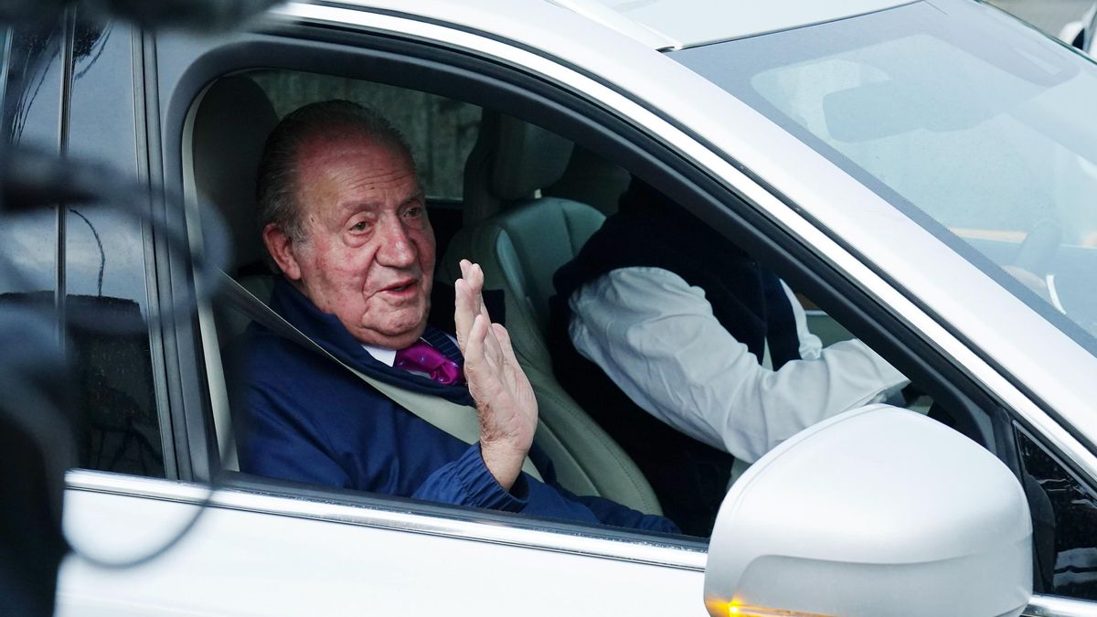 Archivo - El Rey Emérito Juan Carlos I saluda desde un vehículo a su salida de la casa de Sanxenxo camino de Madrid,
