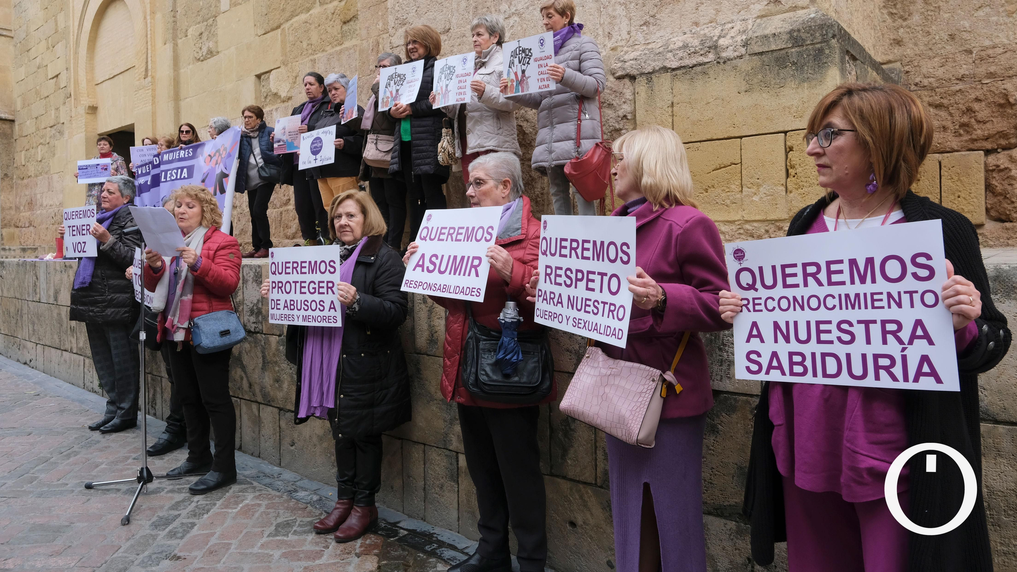Concentración Revuelta de Mujeres en la Iglesia