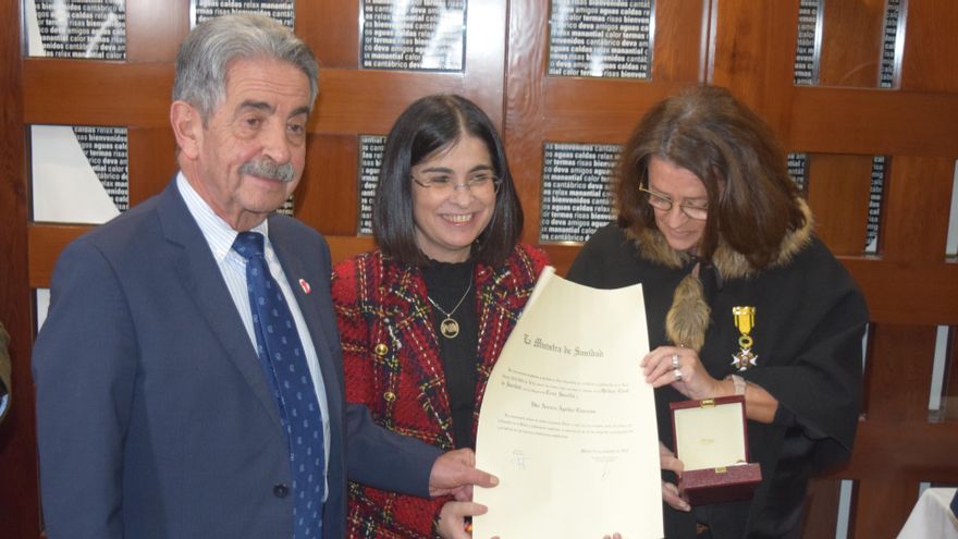 Aurora Aguilar recibe la Cruz Sencilla de la Orden Civil de Sanidad junto a la ministra de Sanidad, Carolina Darias, y el presidente de Cantabria, Miguel Ángel Revilla.