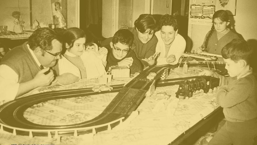 Montando el scalextric en familia (1969)