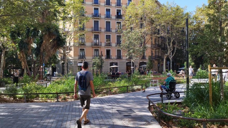 Vecinos y comercios se oponen al fin de la mayor peatonalización de Barcelona: "Fui detractor, pero ahora me gusta"