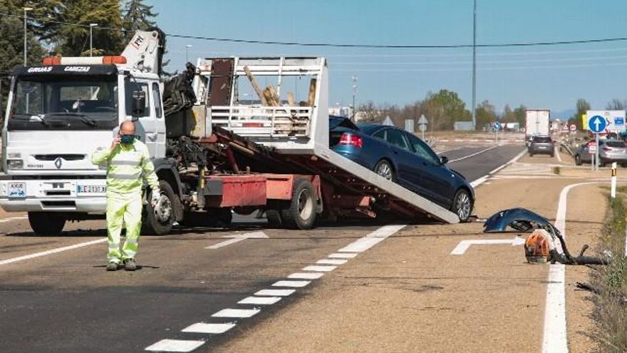 Un herido en un accidente de tráfico entre un camión y un turismo en Villadangos del Páramo. / Campillo / ICAL