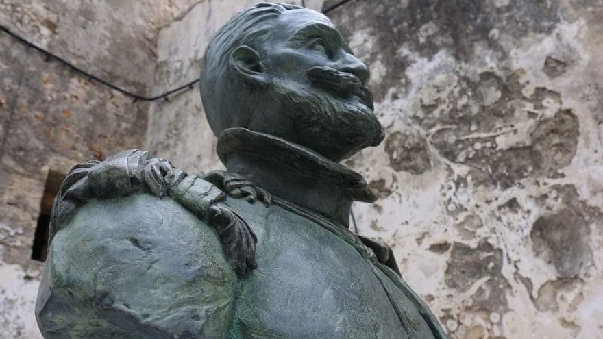 ¿Qué relación tiene Miguel de Cervantes con Zahara de los Atunes? Tiene un monumento aunque nunca la pisó
