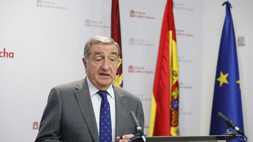 El fiscal superior de Castilla-La Mancha, a los padres: "No lleva a ningún sitio regalar a un niño de nueve años un móvil"