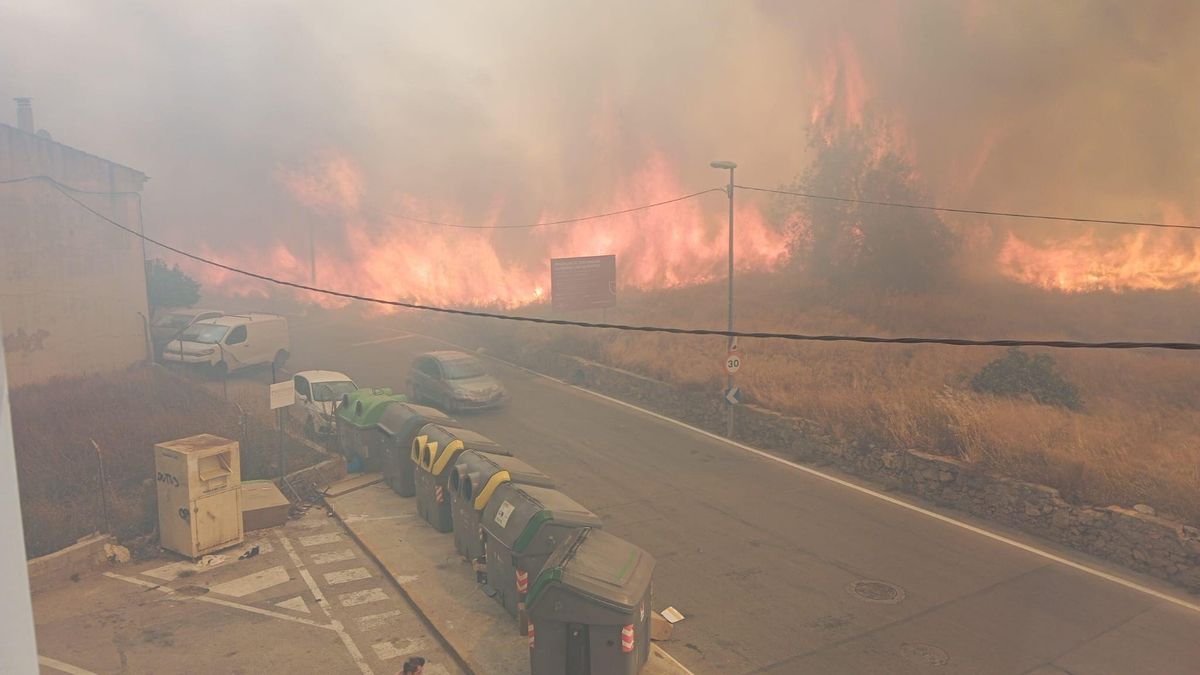 La lengua de fuego, cerca de unas viviendas en Los Garres