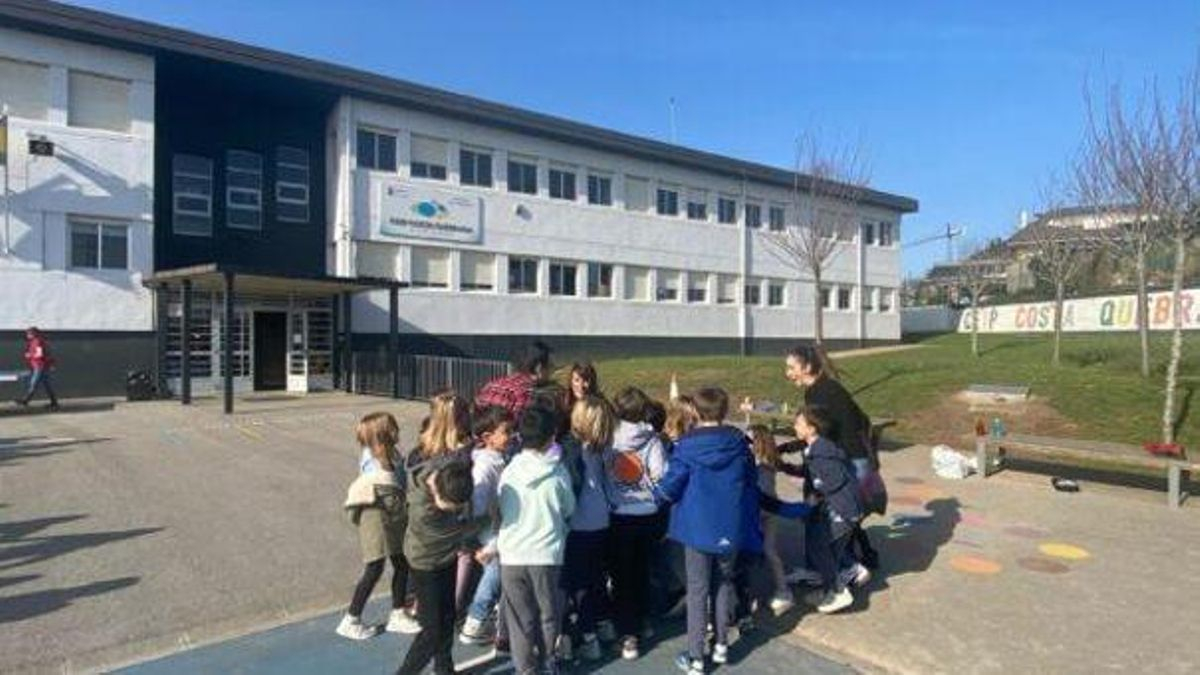 Los niños del Colegio Costa Quebrada no caben en el comedor escolar