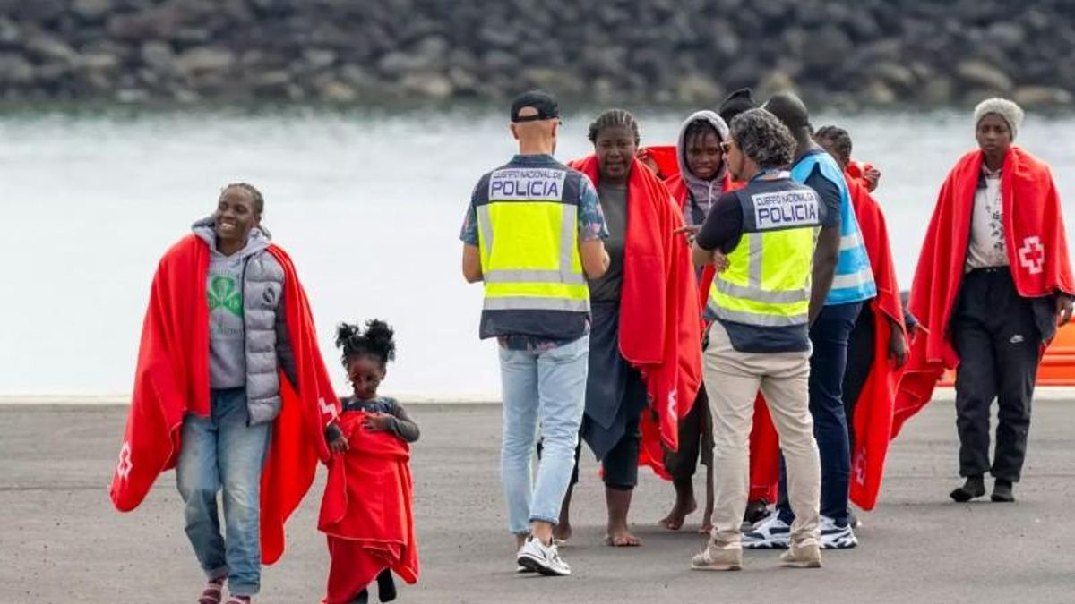 Imagen de archivo de un grupo de migrantes rescatados por Salvamento Marítimo en aguas al nordeste de Lanzarote