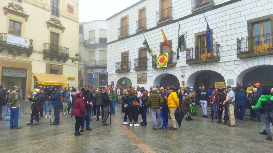 Montánchez marcha y alega contra el parque eólico en su sierra