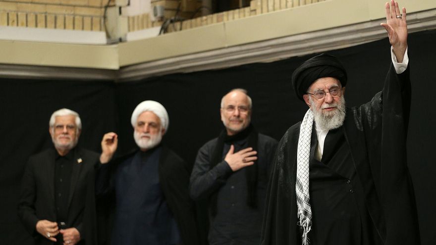 Imagen publicada en la cuenta oficial del líder supremo de Irán, Ali Jameneí @khamenei_ir en la red social X, que muestra a la máxima autoridad política y religiosa de Irán Ali Jameneí, quien apareció en público por primera vez desde la guerra con Israel. EFE/@khamenei_ir