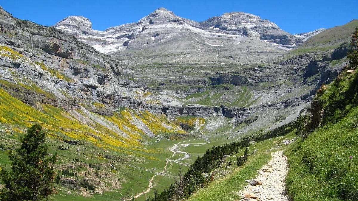 Las paredes de roca de más de 2.400 metros de altura que definen una de las rutas más espectaculares del Pirineo aragonés