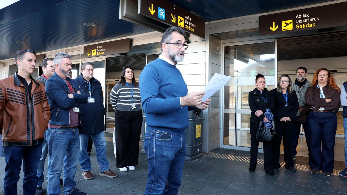 Lectura del manifiesto de trabajadores y trabajadoras de 'handling' en Gran Canaria.