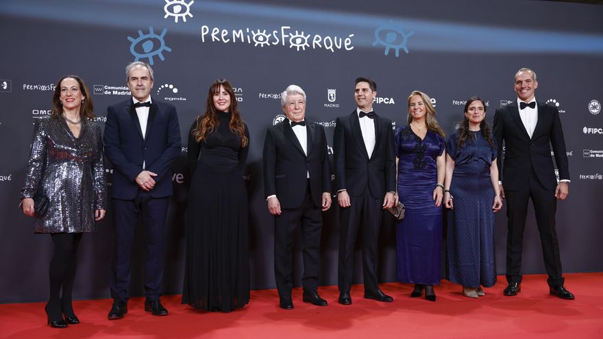 Nervios, emoción y recuerdos a Héctor Alterio en la alfombra roja de los Premios Forqué