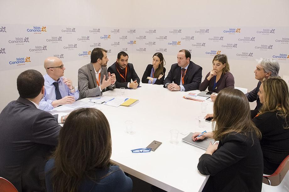 Reunión durante la tercera jornada de Fitur. (Foto: Nacho González).