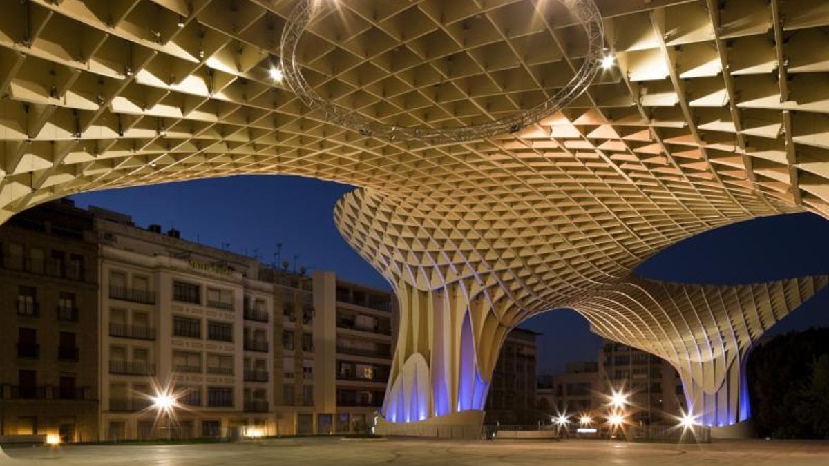 El proyecto buscaba acabar con la precaria situación de los comerciantes y ofrecer una sombra necesaria durante los calurosos veranos hispalenses